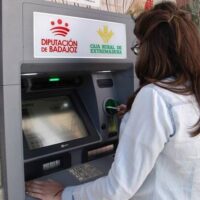 Los 30 cajeros instalados en pueblos pacenses sin banco han movido ya 5,6 millones de euros