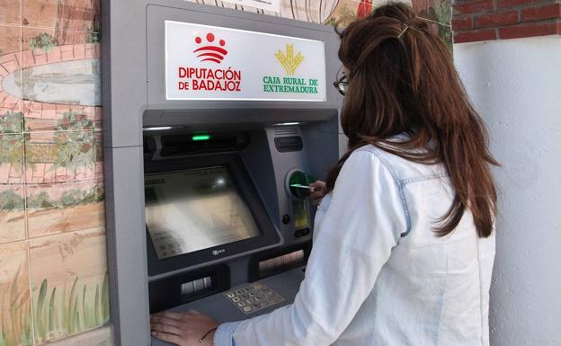 Los 30 cajeros instalados en pueblos pacenses sin banco han movido ya 5,6 millones de euros